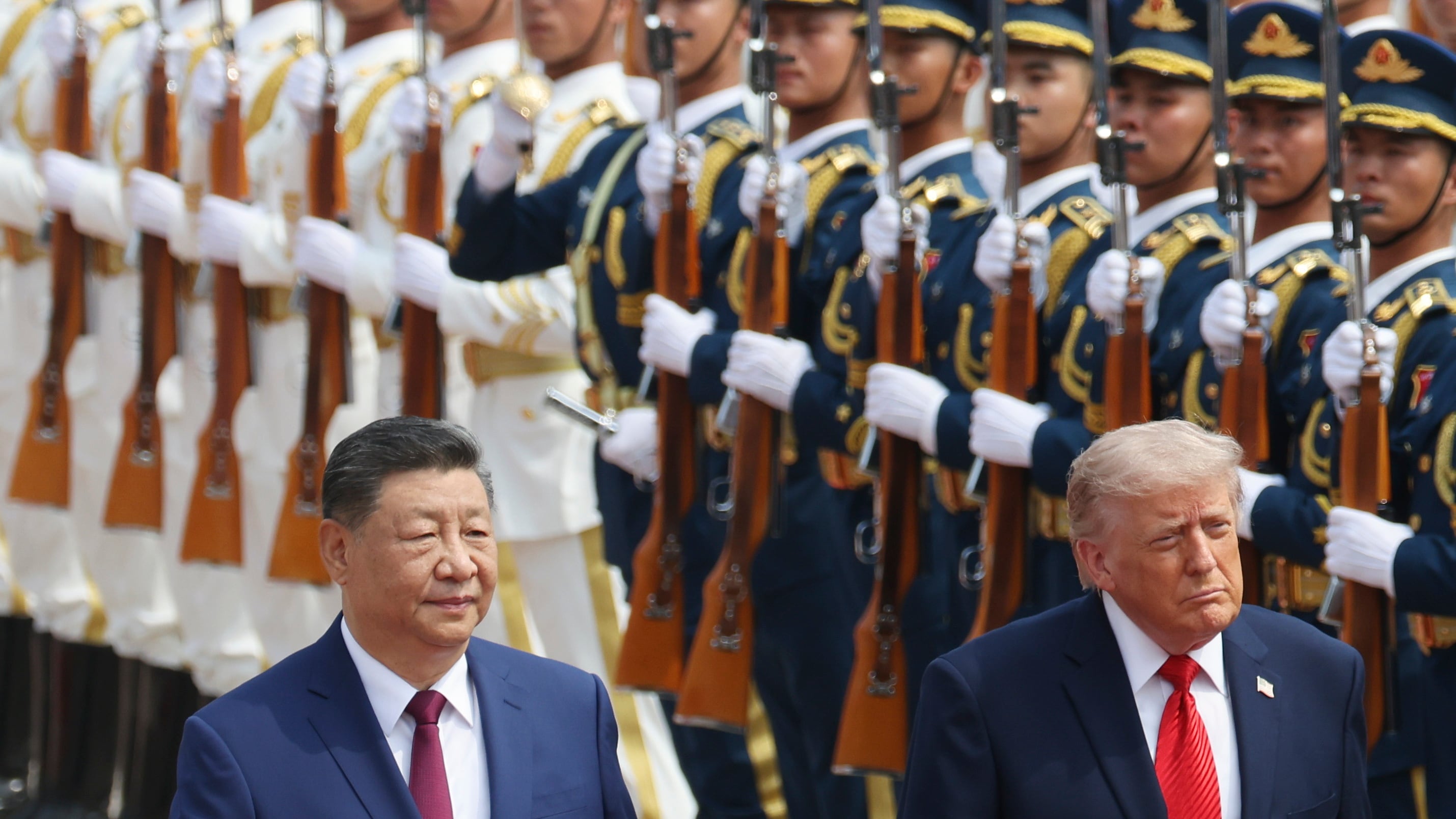 FOTODELDÍA PEKÍN (China), 14/05/2026.- El presidente chino Xi Jinping inspecciona una guardia de honor junto al presidente estadounidense Donald Trump durante una ceremonia de bienvenida en el Gran Salón del Pueblo en Pekín, China, este jueves.-EFE/ Maxim Shemetov / POOL