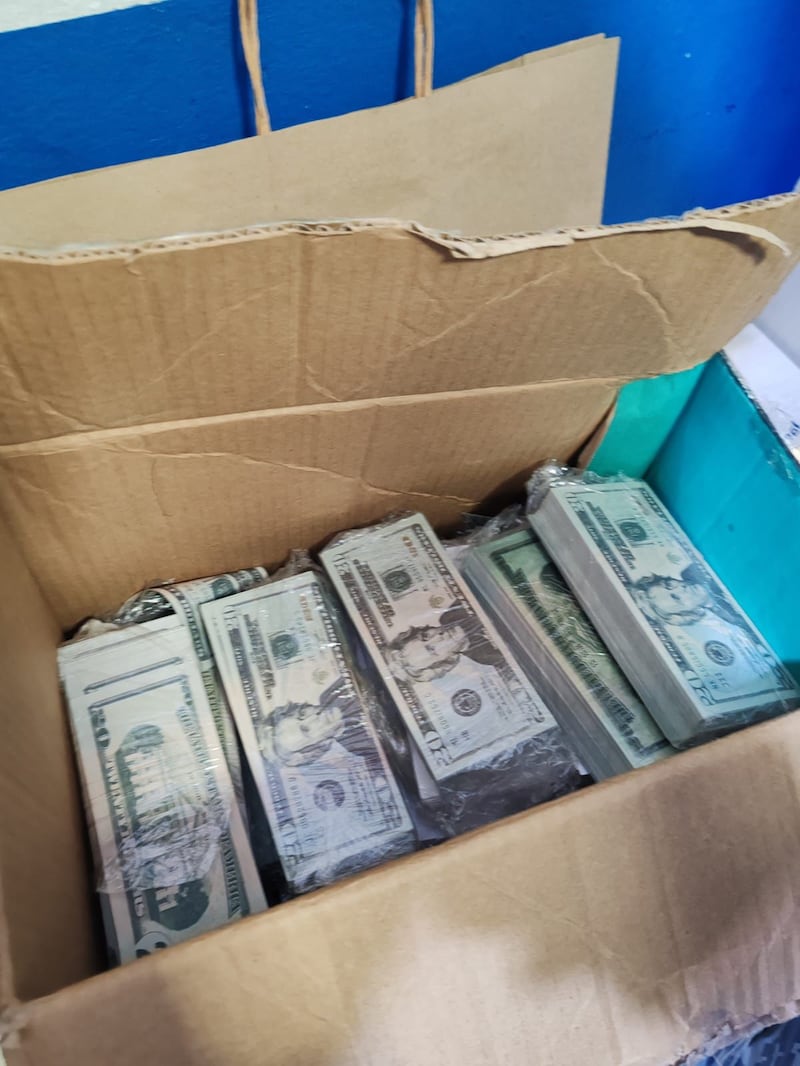 Hallan más de 50 mil dólares en billetes falsos en el Terminal de Carcelén, en el norte de Quito