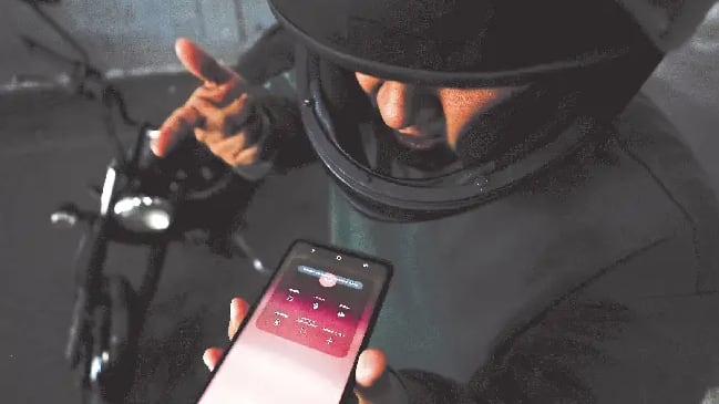 Exigían USD 700 y USD 100 mensuales de “vacuna” para no “mandar picadito” a un joven en el sur de Quito