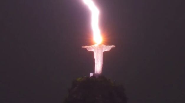 Rayo cae sobre la cabeza del Cristo Redentor en Brasil