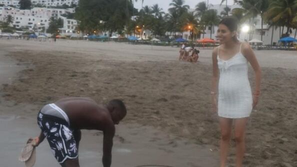 El niño Moi se vuelve tendencia por románticas fotografías junto a su novia en la playa