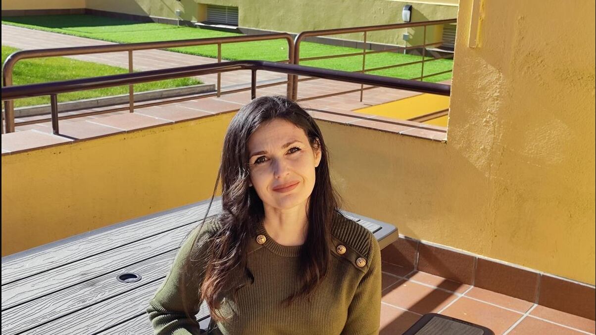 Teresa Tamarit, superviviente de cáncer de mama, junto a su hijo milagro.