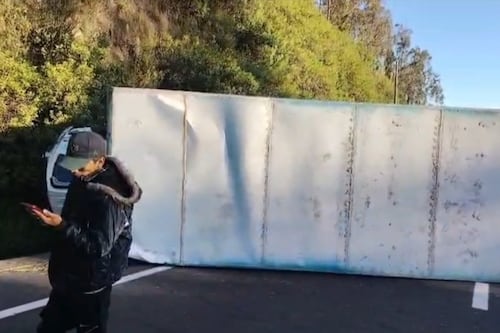 Quito: Camión se volcó en la av. Simón Bolívar este 8 de diciembre