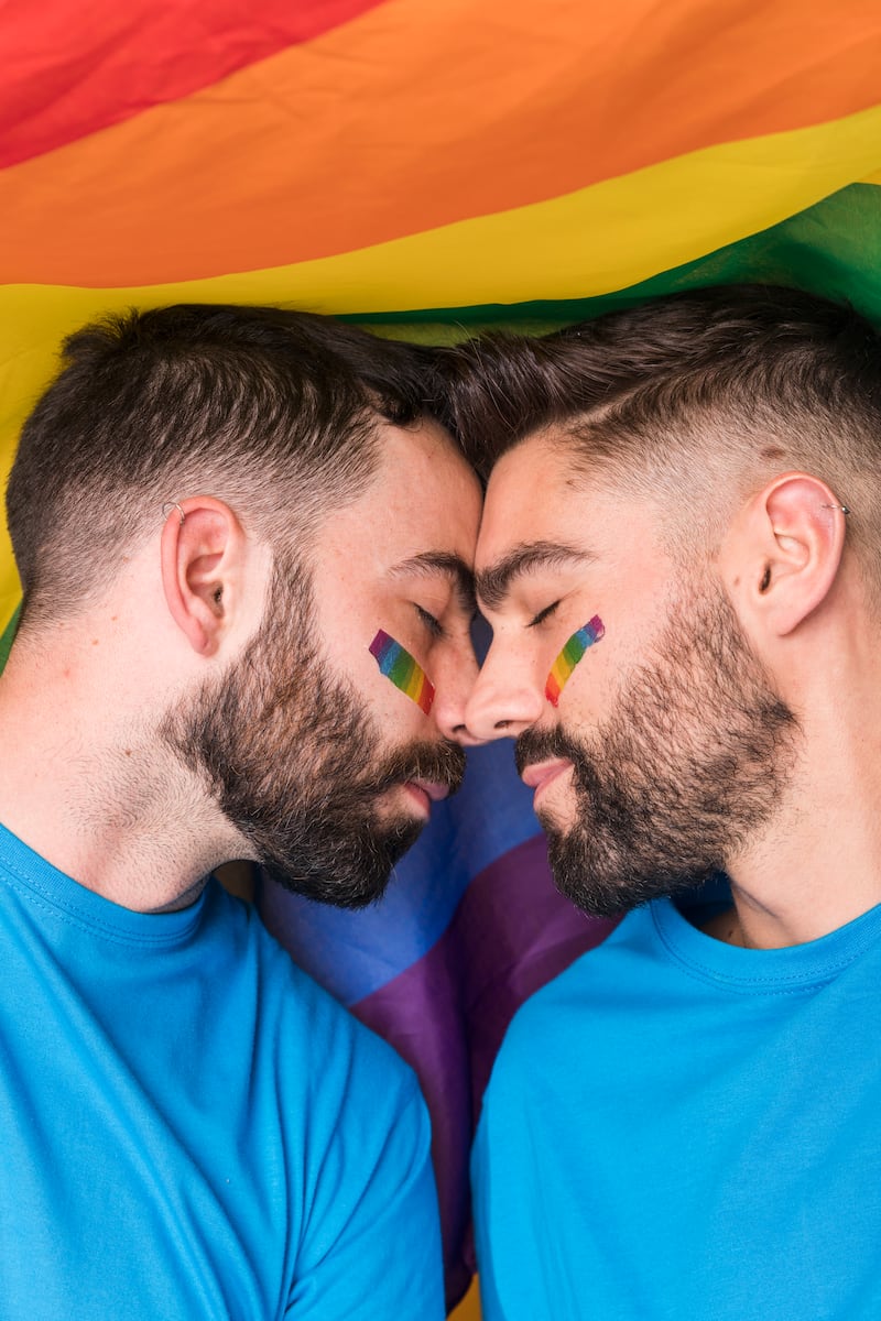 Pride es un festejo anual en muchos lugares del mundo para celebrar la diversidad sexual y de género, pero también es una forma de luchar por los derechos de las personas LGBT+ y abolir la desigualdad a la que se enfrentan. Foto: Freepik.