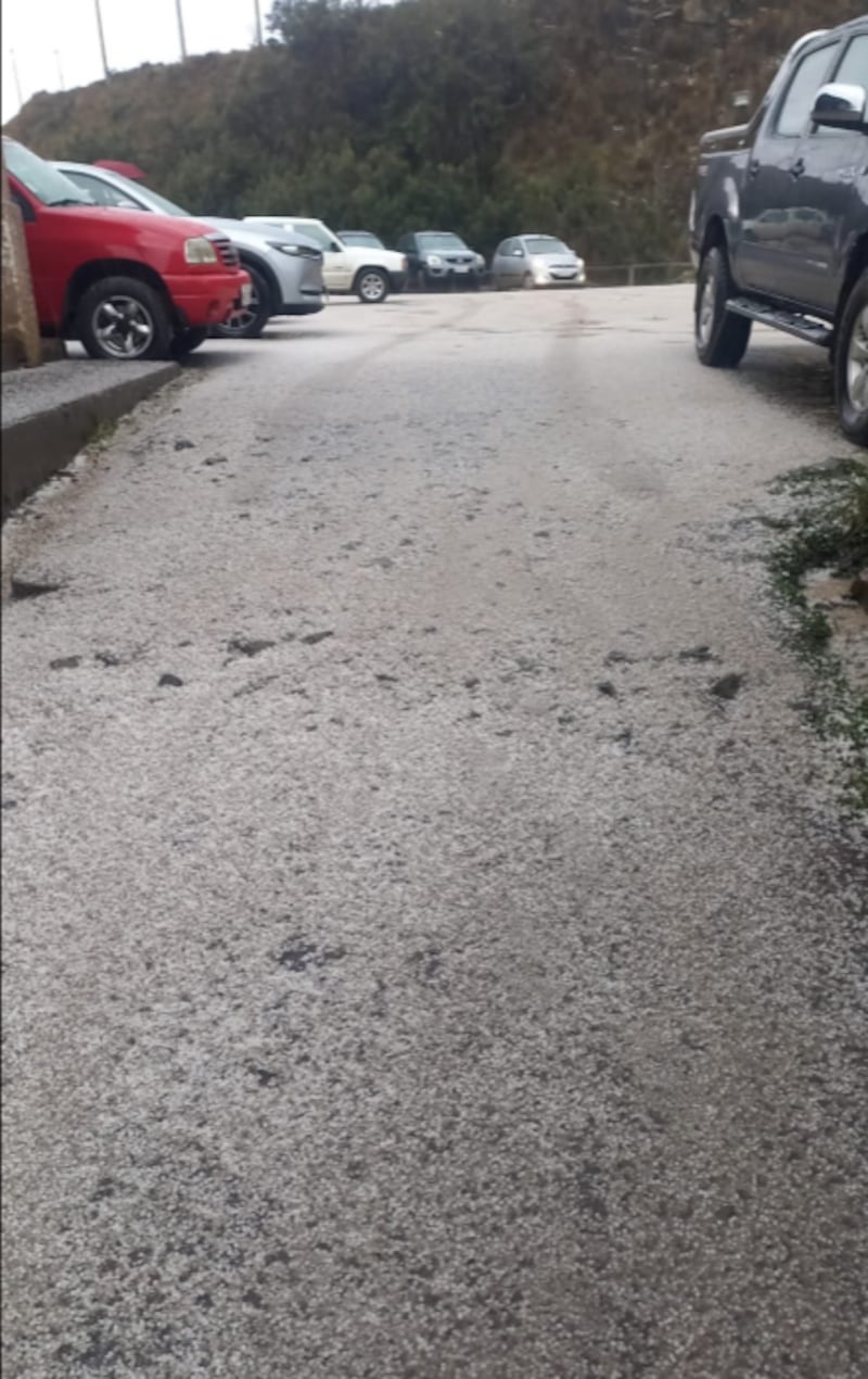 Granizo cubre la carretera de El Cajas; tránsito resbaladizo esta tarde.