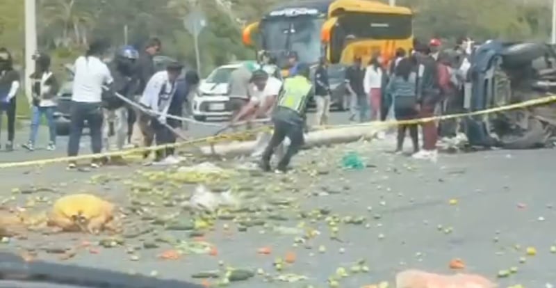 Auto del siniestro de tránsito en el Paso Lateral de Ambato