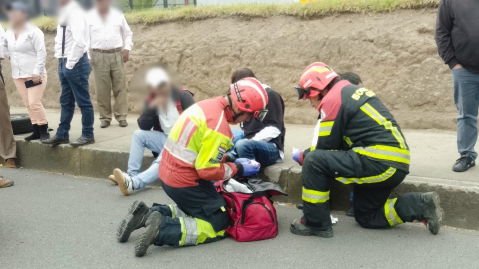Tres personas resultaron heridas tras siniestro de tránsito en San Antonio de Tababela, Quito - Fuente: Bomberos Quito