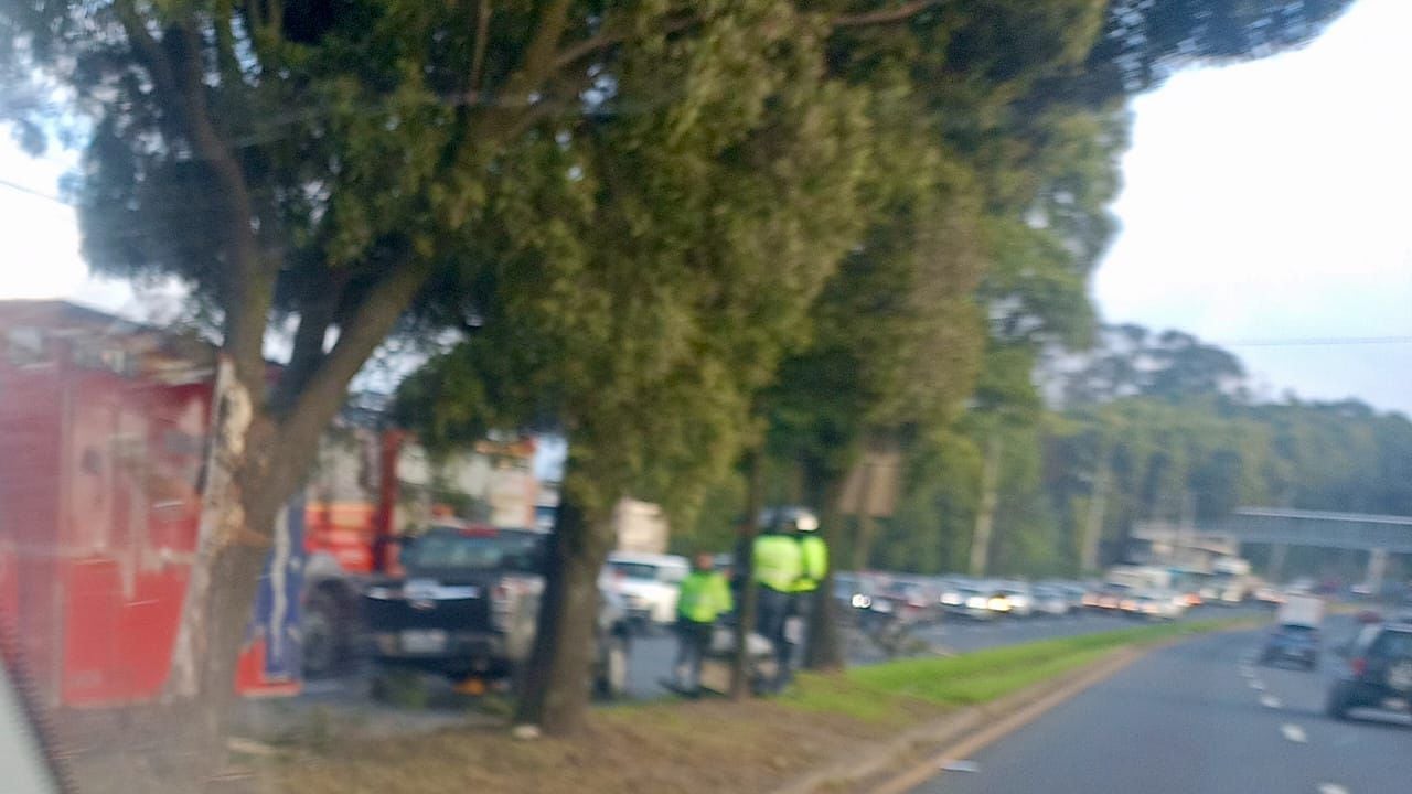 Siniestro de tránsito en la Av. Simón Bolivar dejó dos personas heridas - Foto: ECU 911