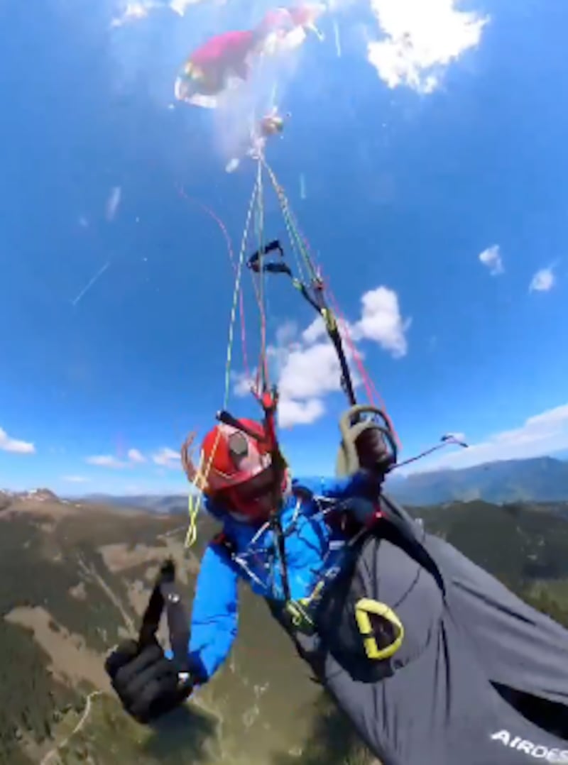 VIDEO: Paracaidista sobrevivió de milagro tras impactar contra un avión en pleno vuelo - Fuente: Video de X