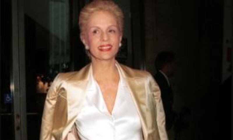 Carolina Herrera usando satín