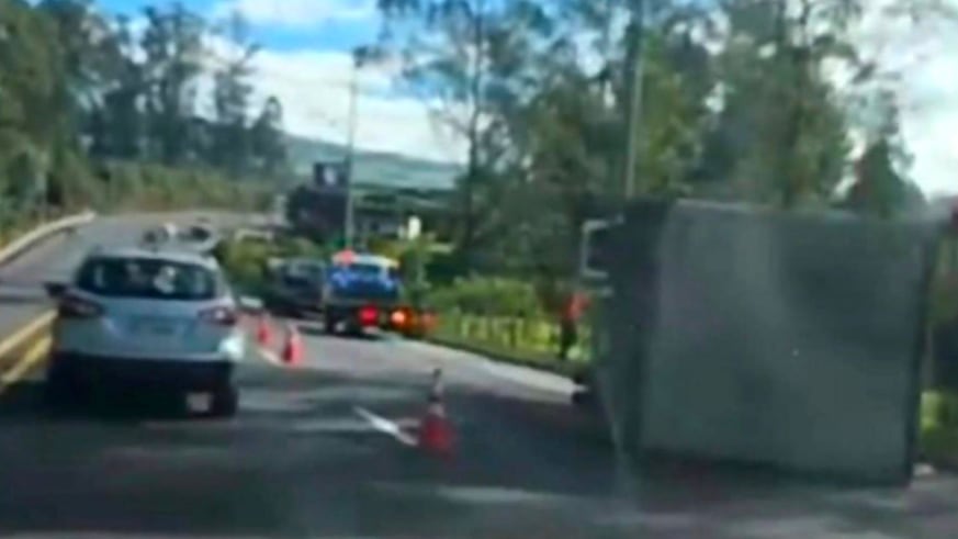 Volcamiento de camión y motocicleta genera cierre parcial en la Panamericana Sur