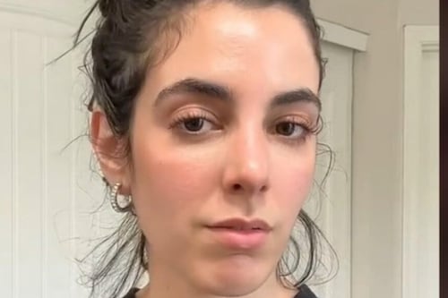 Pensó que la iban a contratar para cuidar a un niño, pero descubrió la verdad al escuchar a sus padres