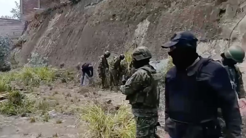 Detectan polígono clandestino en Riobamba: cinco aprehendidos y armas decomisadas
