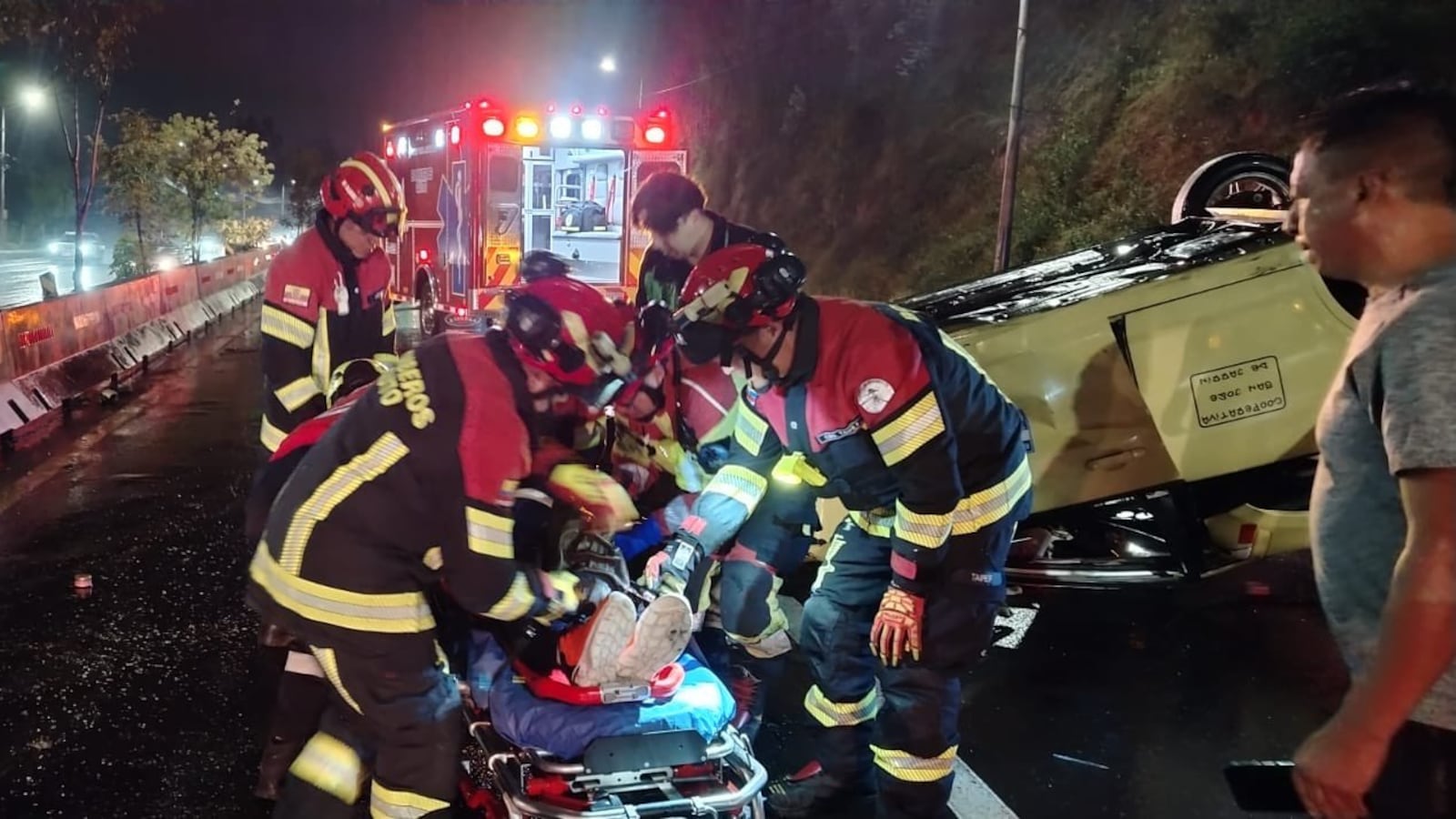 Una persona resultó herida tras el volcamiento de un auto en Guápulo - Bomberos Quito