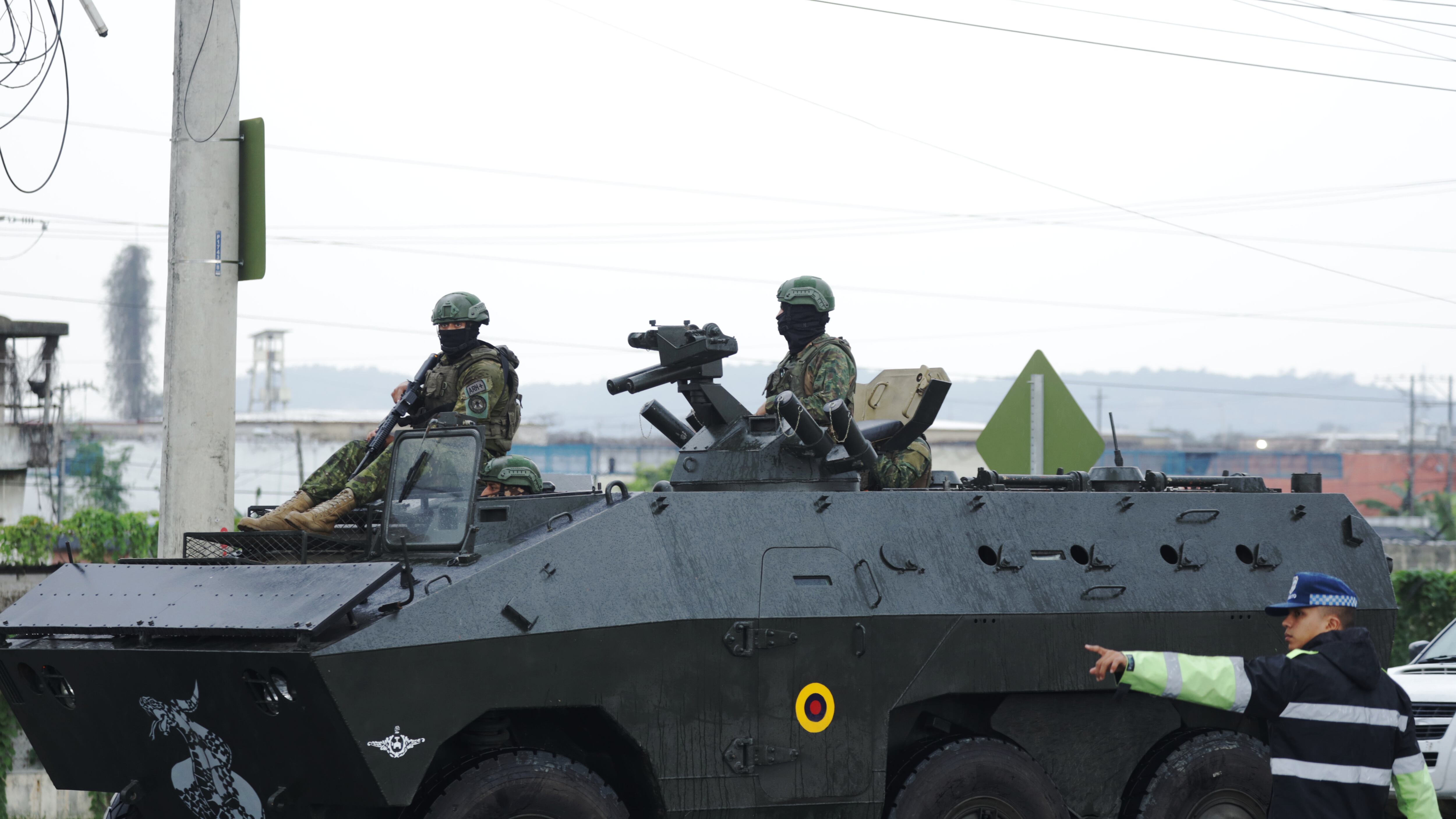 Movimiento de la Policía Nacional y Fuerzas Armadas ingresando al Centro de Privación de Libertad Zonal 8.