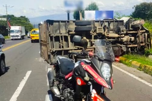 Una persona resultó herida tras volcamiento de un vehículo pesado en la vía Oswaldo Guayasamín