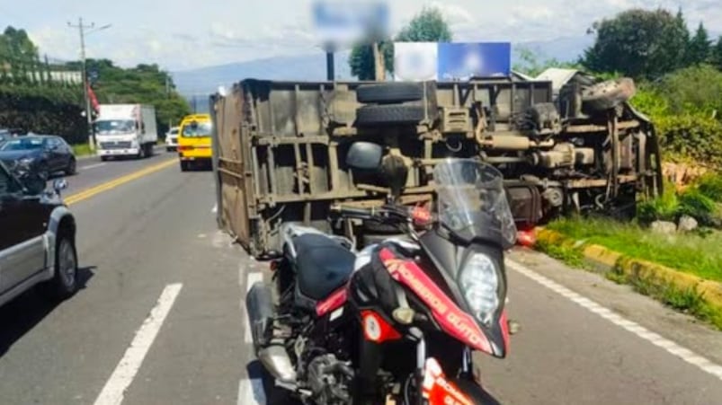 Una persona resultó herida tras volcamiento de un vehículo pesado en la vía Oswaldo Guayasamín