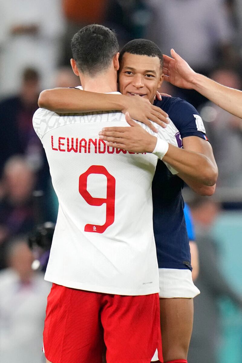 Mbappé y Lewandowski, dos goleadores de casta se abrazan tras su partido.