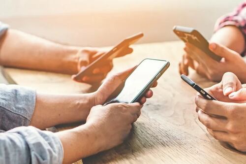 Apagar tu teléfono celular todas las noches puede salvarlo: conoce por qué es importante que hagas esto