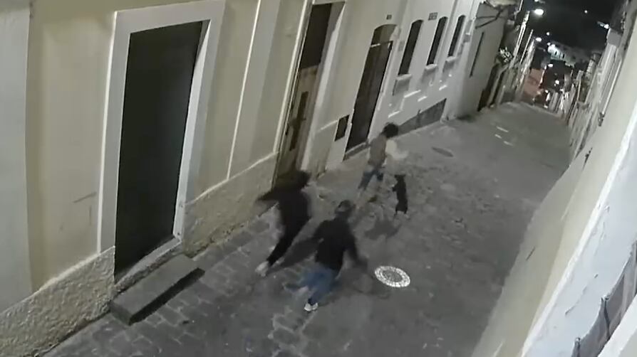 VIDEO: ciudadano fue apuñalado tras sufrir asalto en el centro de Quito