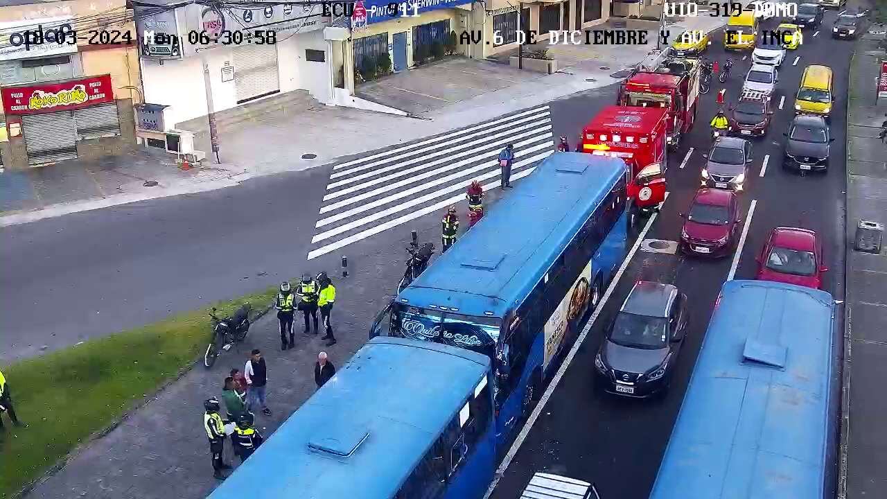 Dos buses se chocaron en el norte de Quito.