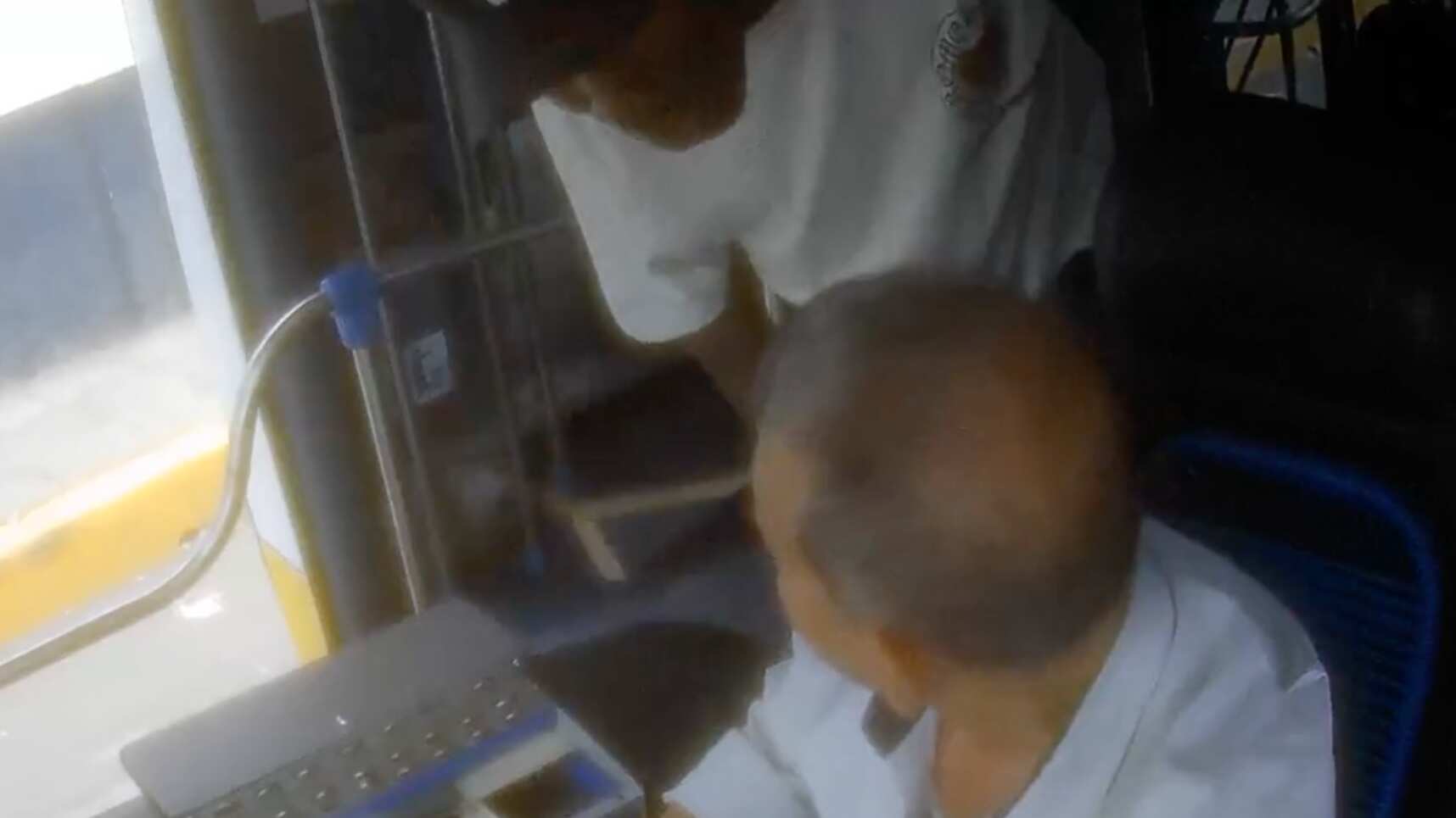 Sujeto que no quiso pagar pasaje en bus con ruta a Durán agredió a golpes al chofer.