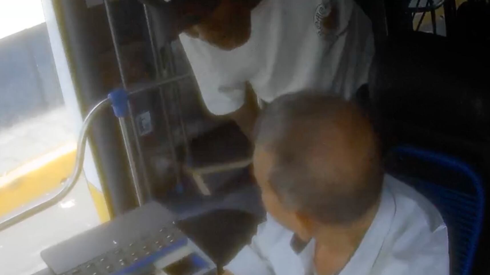 Sujeto que no quiso pagar pasaje en bus con ruta a Durán agredió a golpes al chofer.