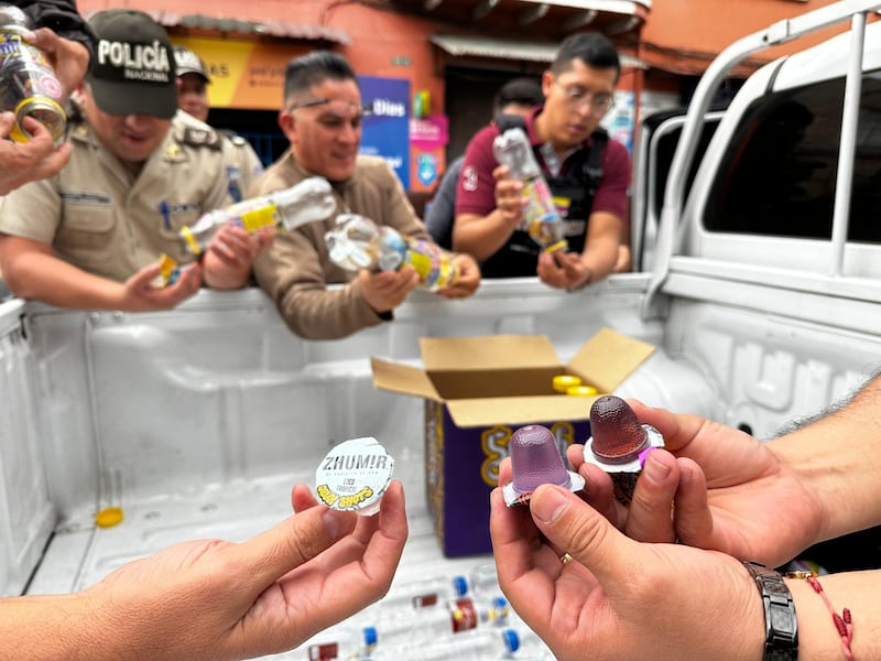 Decomisan gelatinas con licor y alcohol artesanal en exteriores de colegios de Quito. Imagen: Policía Nacional