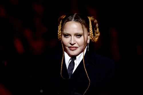 Madonna impactó con un rostro irreconocible en los Grammy y luego sorprendió con extravagante look en fiesta
