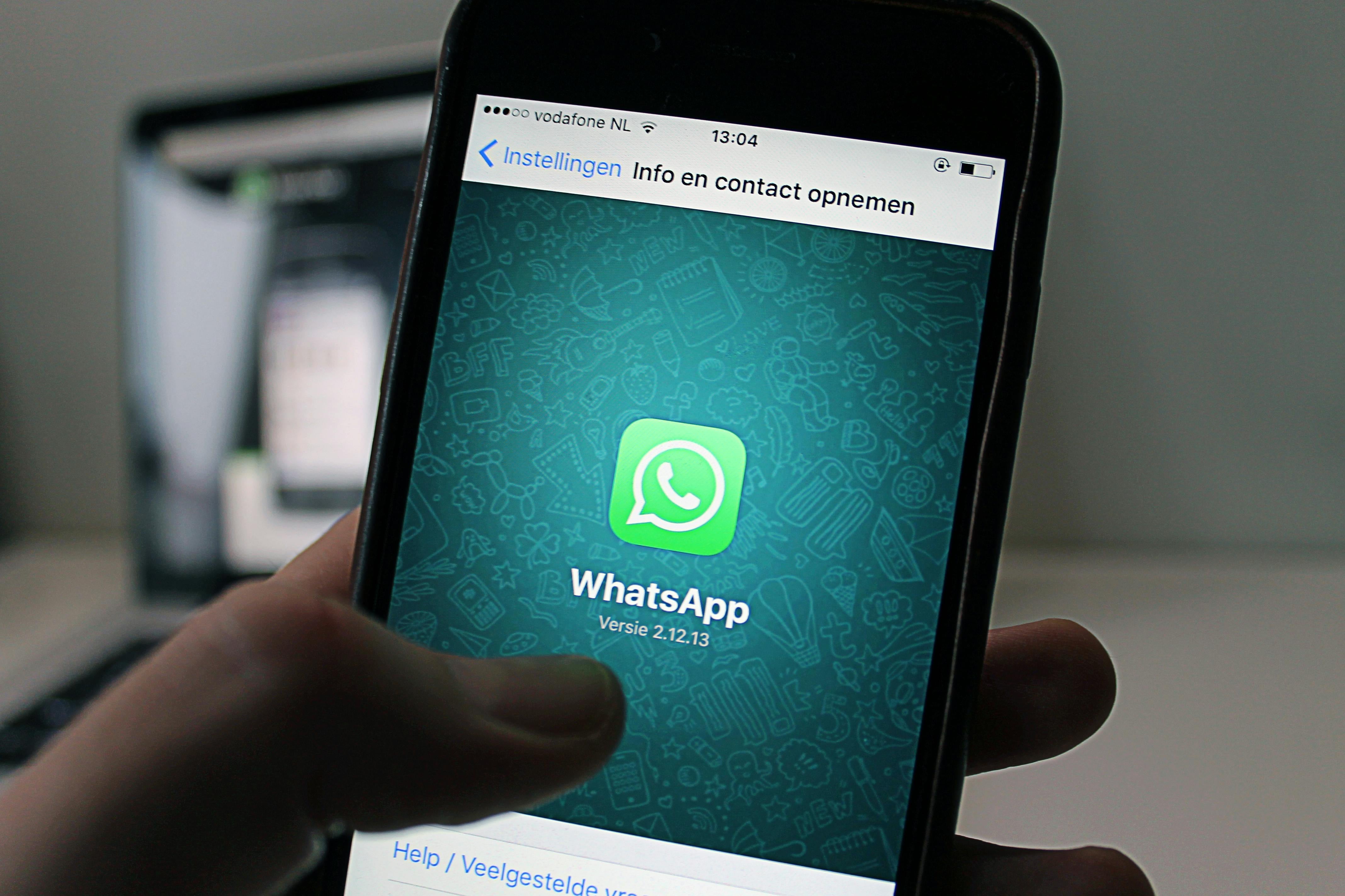 La plataforma de mensajería más usada del mundo incluirá publicidad, sin afectar los chats privados ni los grupos. Foto: Archivo.