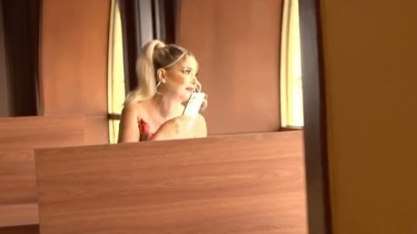 Captan a Marián Sabaté haciendo lo que parece ser un reclamo tras ver las imágenes de su novio.