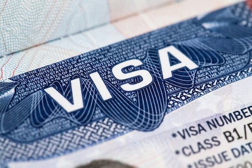 EE.UU. planea retirar miles de visados de trabajo o negocios a solicitantes de asilo