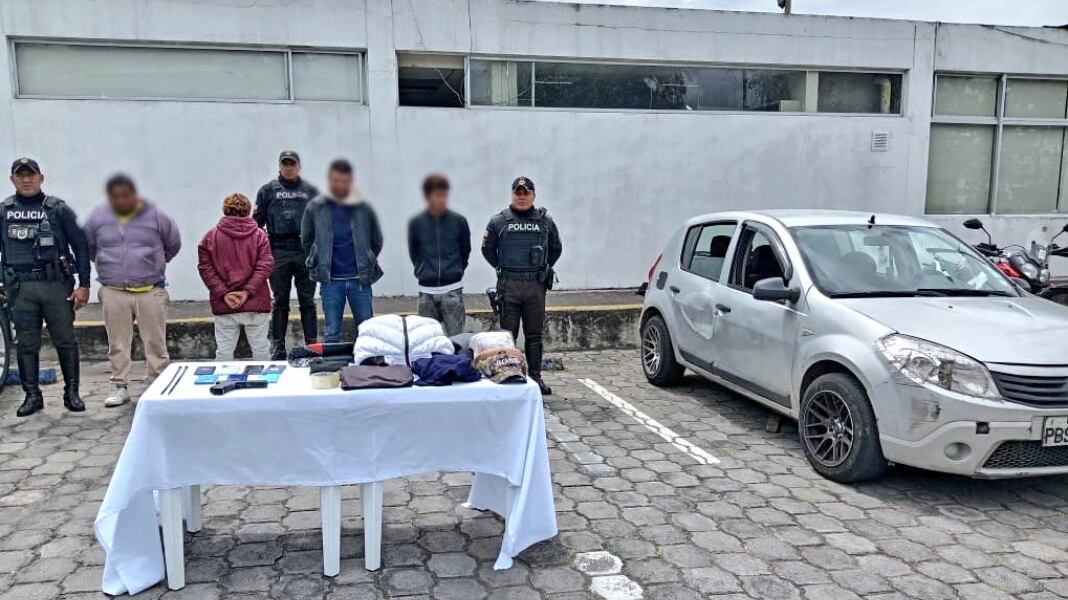 Sujetos a bordo de un vehículo asaltaban personas en el norte de Quito
