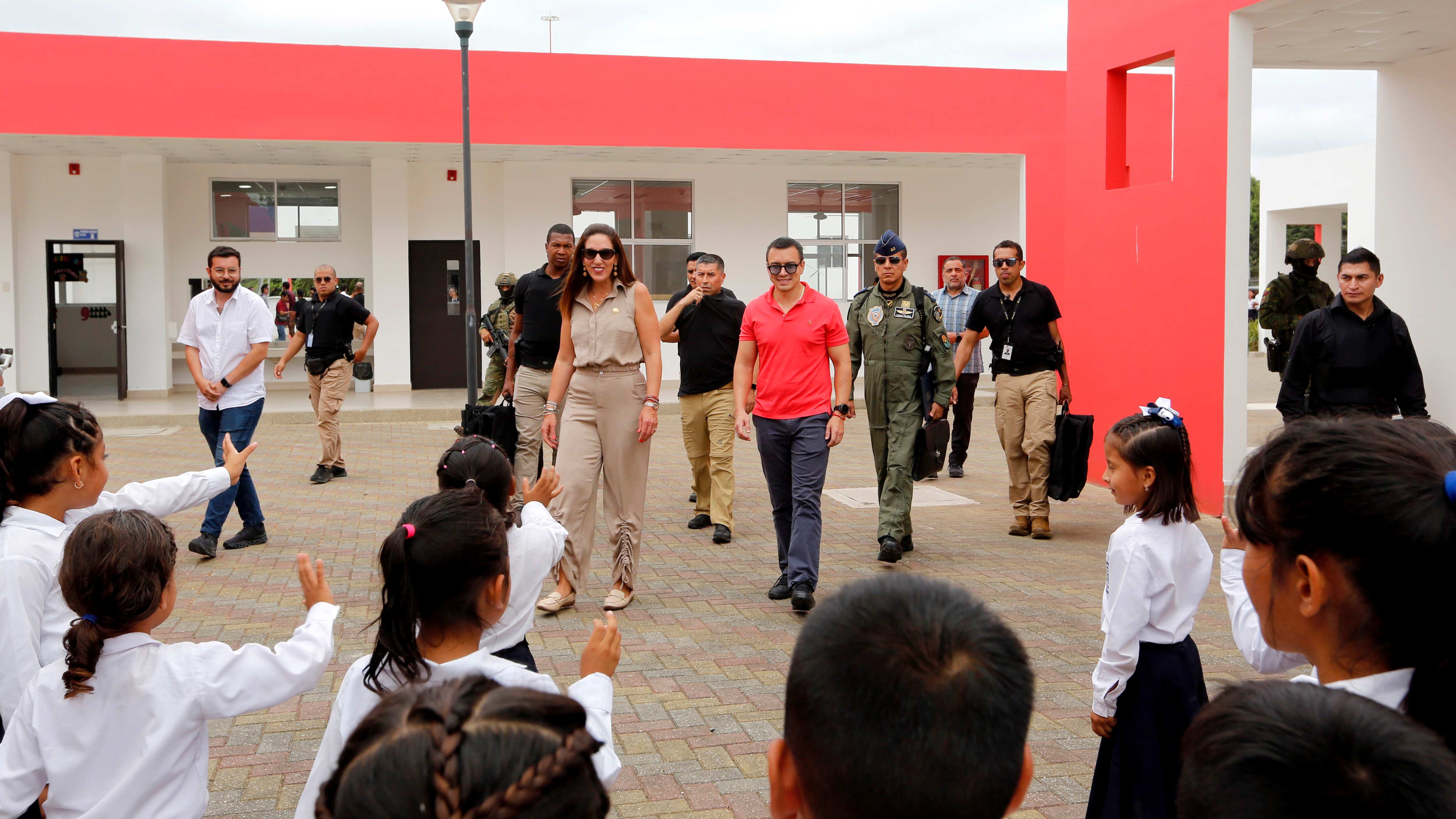 Daniel Noboa entregó la unidad educativa Mayor Campozano, en Paján