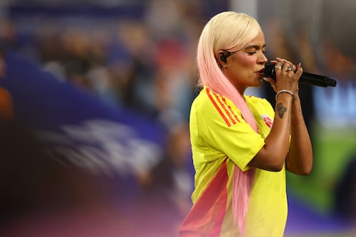 Karol G y Feid fueron captados a besos apasionados en la final de la Copa América