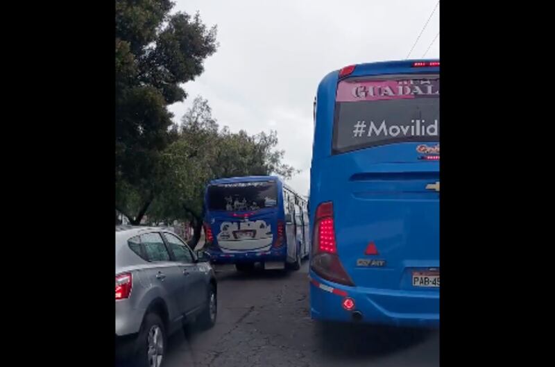 Carrera de buses al norte de Quito