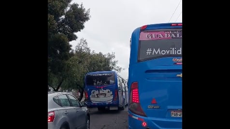 Carrera de buses al norte de Quito