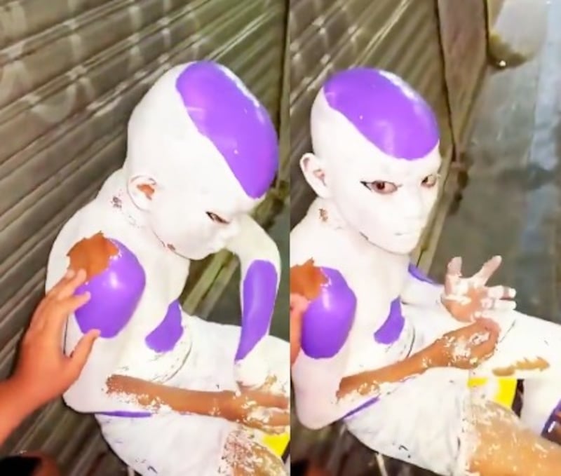 Niño pintado con látex para disfraz no pudieron quitárselo con facilidad