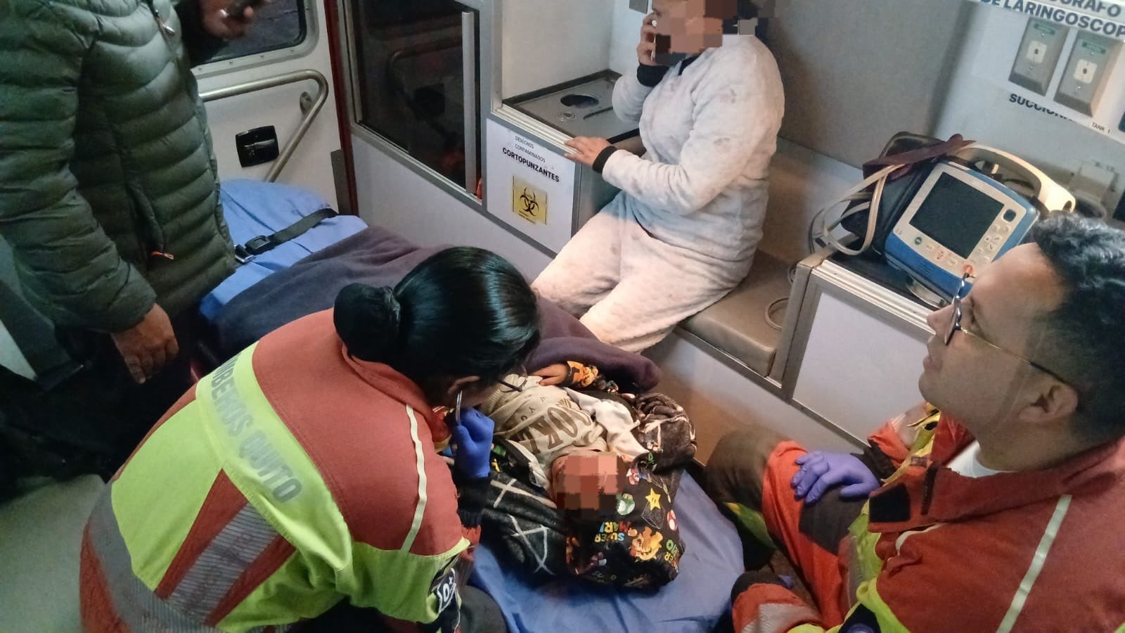 Niño de 4 años fue rescatado con vida tras extraviarse en el cerro Ungüi al sur de Quito - Fuente: Bomberos Quito