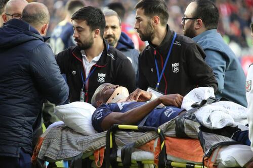 ¡Preocupación desde Turquía! Enner Valencia fue retirado en ambulancia tras golpe en la cabeza
