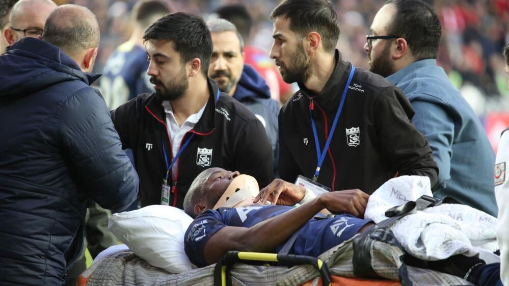 Enner Valencia en camilla tras fuerte golpe en la cabeza