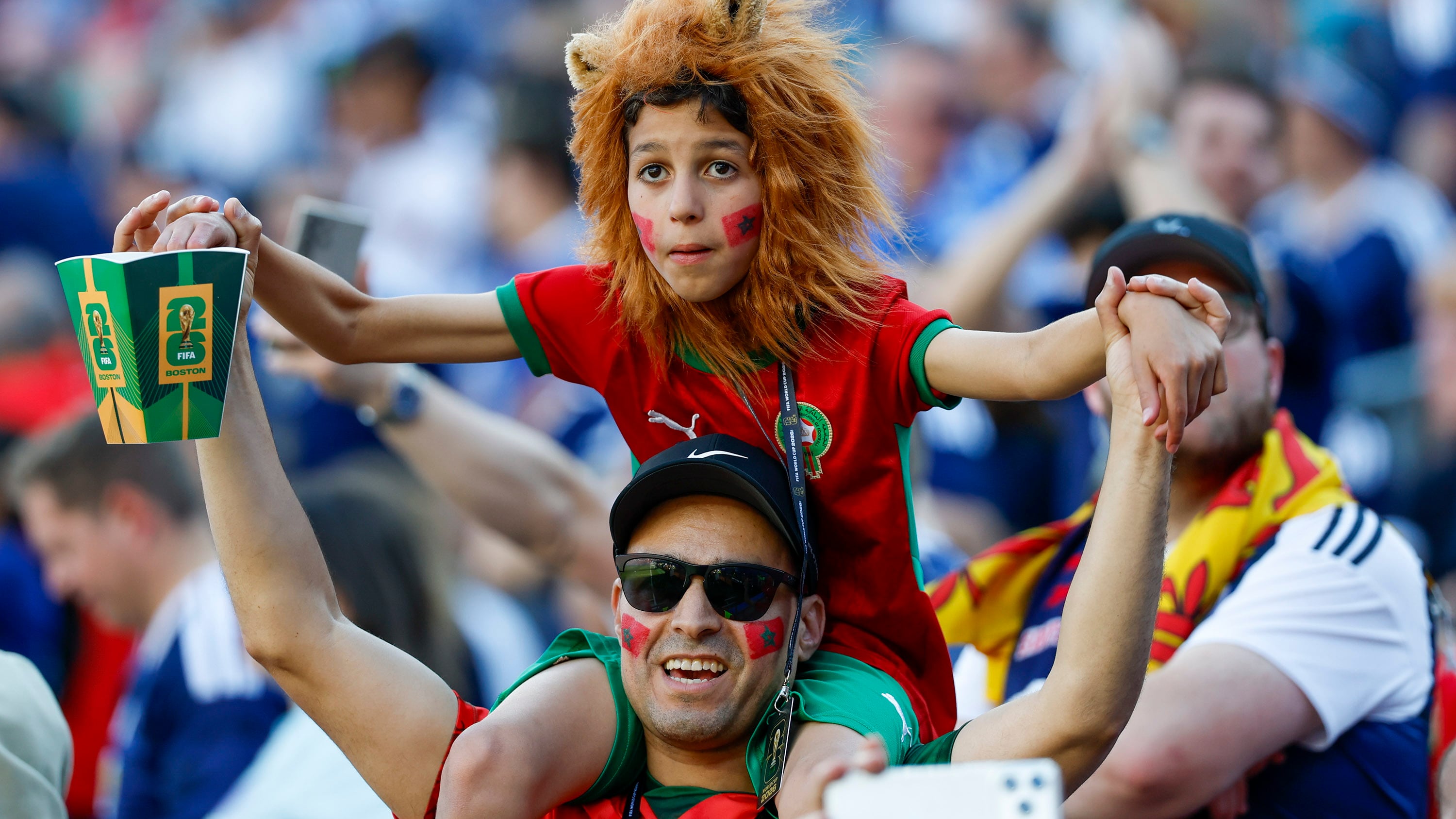 FOXBOROUGH (United States), 19/06/2026.- A young Morocco fan sits on his father's shoulders prior to the FIFA World Cup 2026 group stage match Scotland against Morocco at Boston Stadium in Foxborough, Massachusetts, USA, 19 June 2026. (Marruecos) EFE/EPA/GREG M. COOPER EFE/EPA/GREG M. COOPER