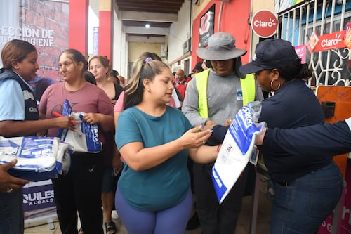 Guayaquil entrega más de 30.000 toldos para fwrenar el dengue ante El Niño