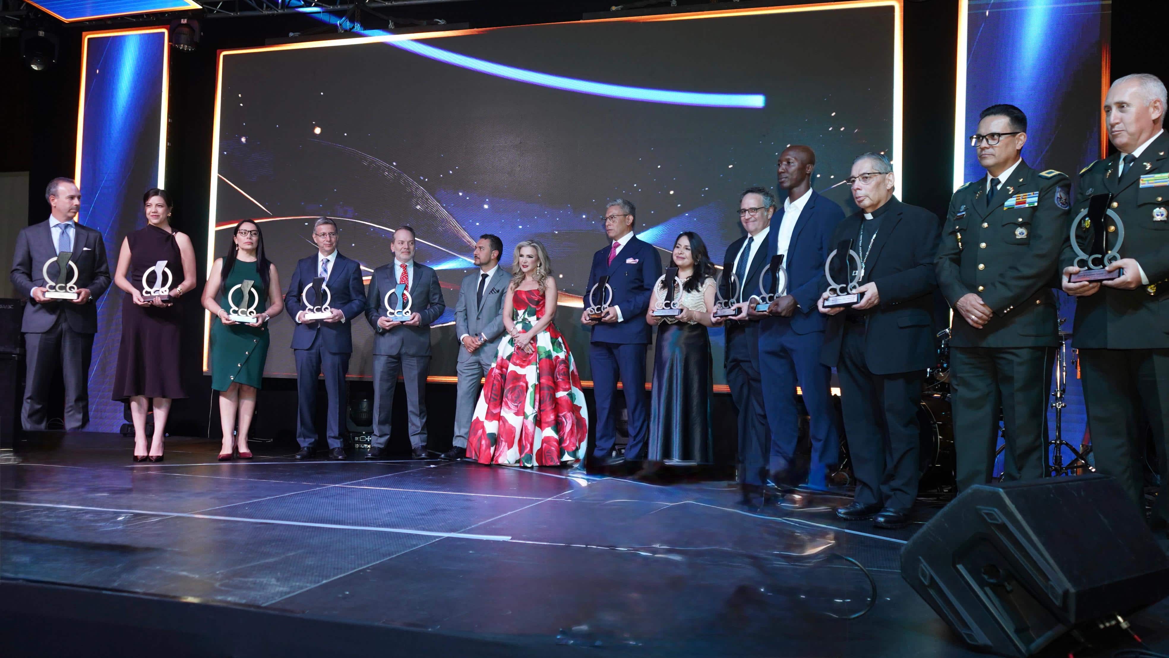 La presidenta de la Cámara de Comercio de Quito, Dra. Mónica Heller (centro) junto a los representantes de instituciones y empresas que recibieron Méritos empresariales por parte de la CCQ, durante el evento de aniversario.