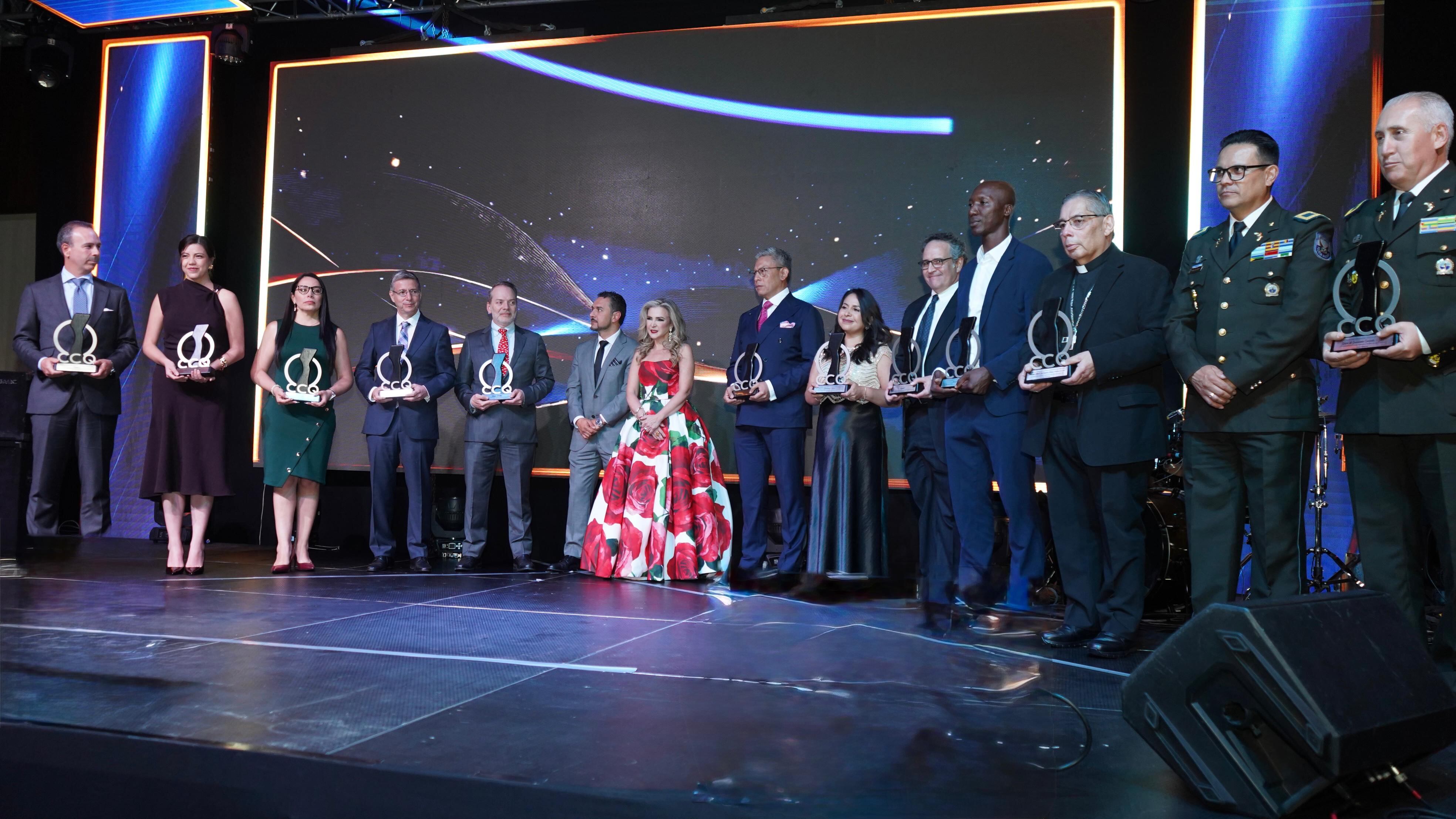La presidenta de la Cámara de Comercio de Quito, Dra. Mónica Heller (centro) junto a los representantes de instituciones y empresas que recibieron Méritos empresariales por parte de la CCQ, durante el evento de aniversario.