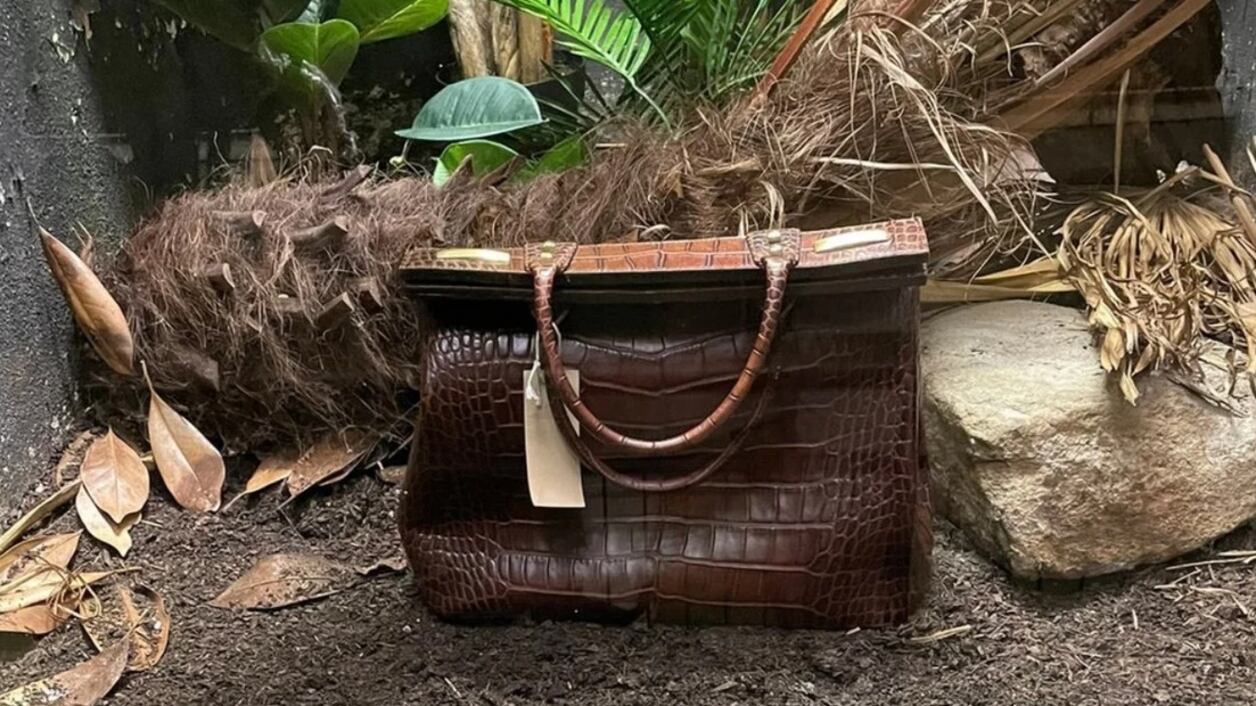 Bolso con piel de cocodrilo en jaula en Londres.