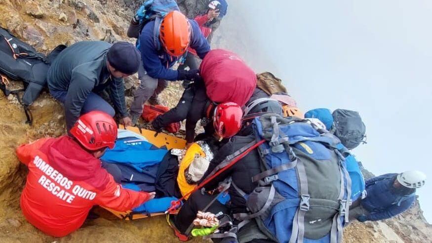 Hombre herido con hipotermia y joven extraviado fueron rescatados en el Rucu Pichincha, en Quito