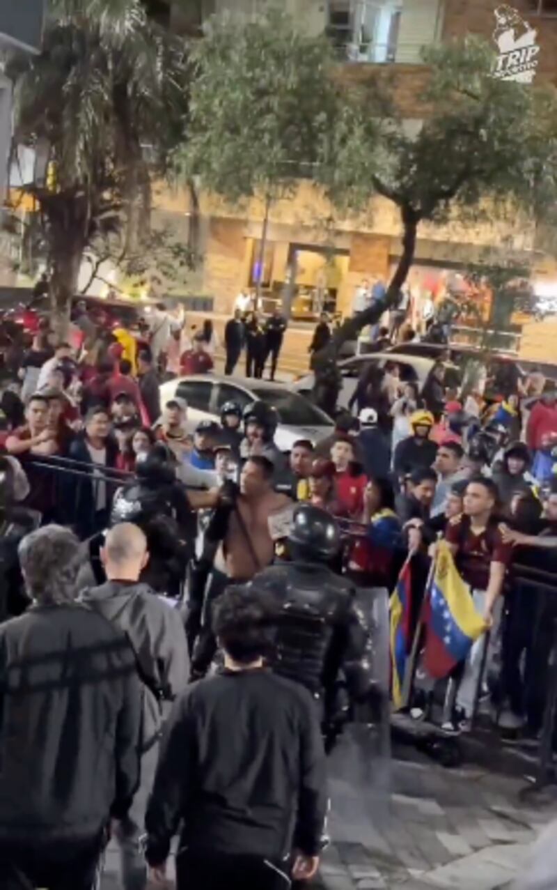 Fanáticos venezolanos provocaron disturbios en vísperas al partido con Ecuador.