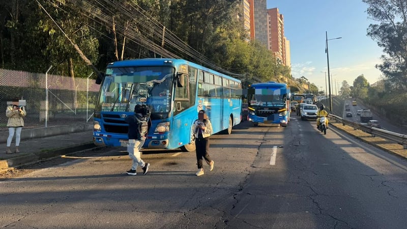 Nuevamente caos en la av. Occidental: Choque múltiple de buses y autos al norte de Quito
