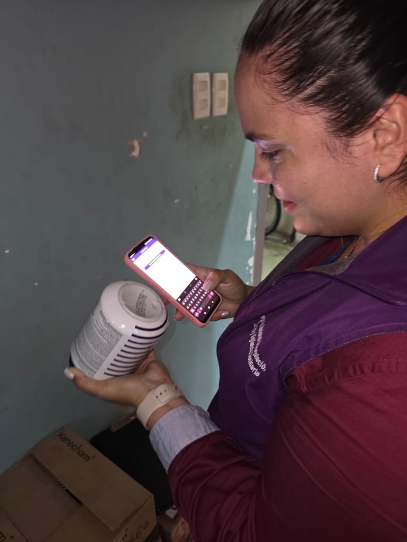 Guayaquil: locales en La Bahía vendían más de 2.300 cosméticos sin registro sanitario. Imagen: ARCSA